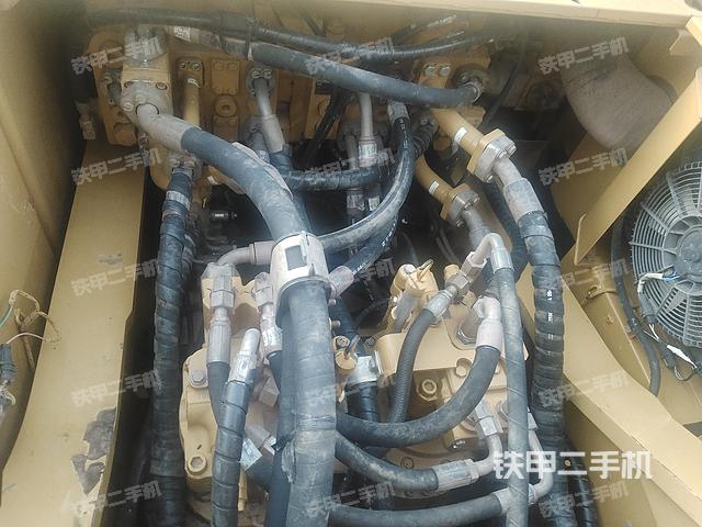 回轉(zhuǎn)馬達(dá)和主控閥（整機(jī)外觀）