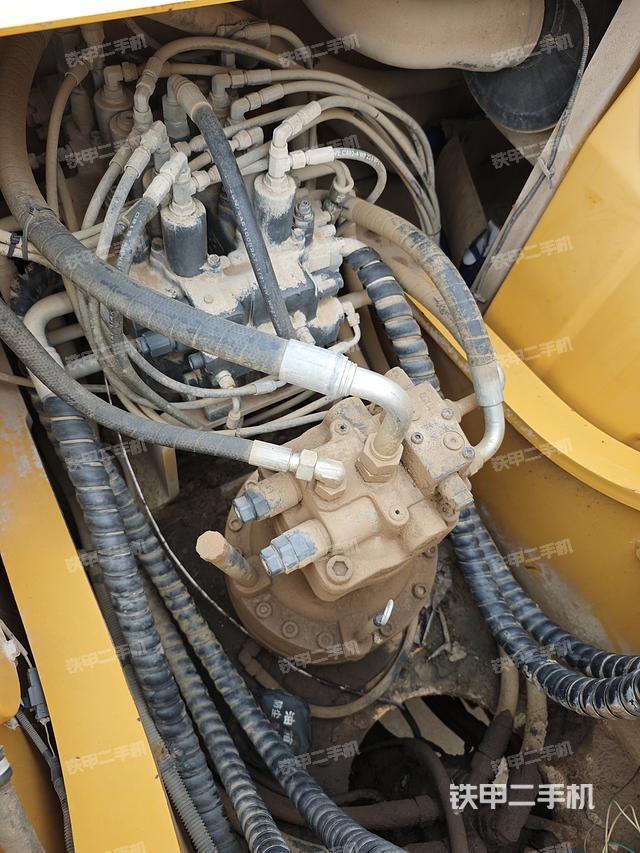 回轉(zhuǎn)馬達(dá)和主控閥(整機(jī)外觀) 回轉(zhuǎn)馬達(dá)和主控閥(整機(jī)外觀)