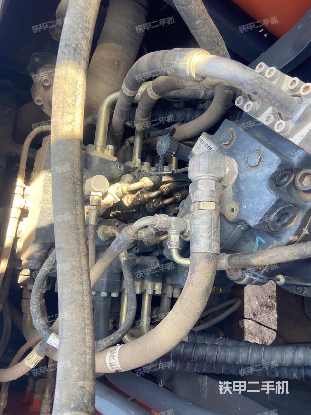 回轉(zhuǎn)馬達(dá)和主控閥(整機(jī)外觀) 回轉(zhuǎn)馬達(dá)和主控閥(整機(jī)外觀)