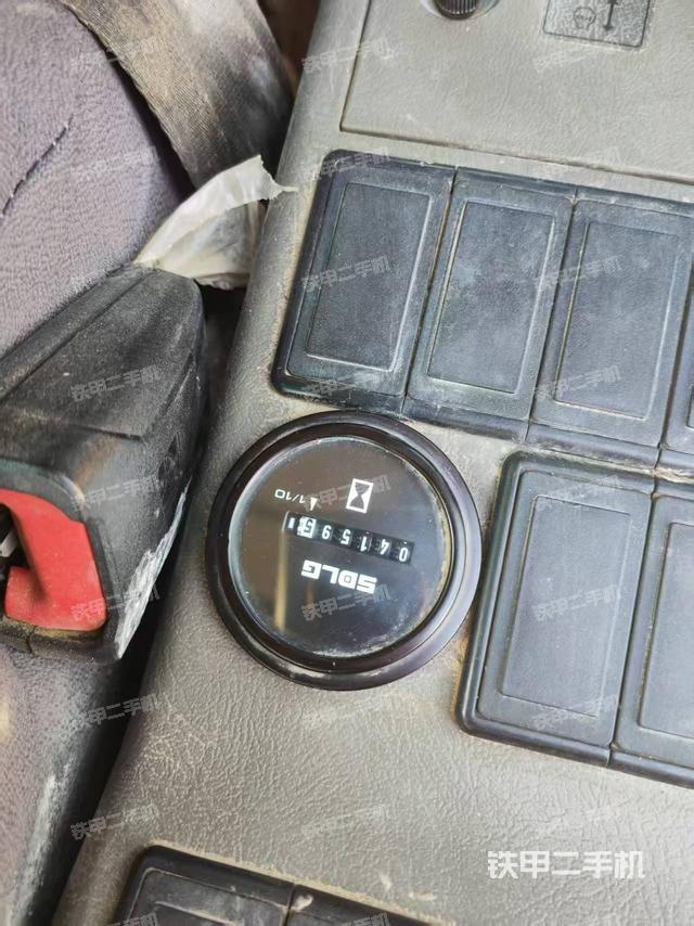 駕駛室整體(整機外觀) 駕駛室整體(整機外觀)