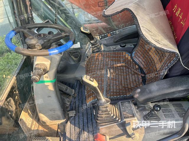 駕駛室整體(整機(jī)外觀) 駕駛室整體(整機(jī)外觀)