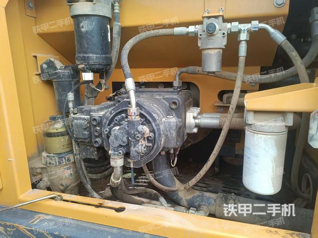 液压泵舱室正面整体(整机外观) 液压泵舱室正面整体(整机外观)