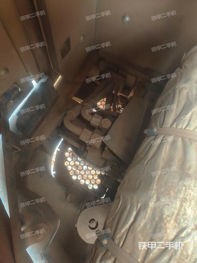 液壓泵艙室正面整體(整機外觀) 液壓泵艙室正面整體(整機外觀)