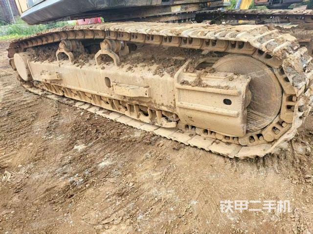 單側(cè)履帶整體(整機(jī)外觀) 單側(cè)履帶整體(整機(jī)外觀)