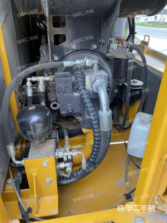 液壓泵艙室正面整體(整機(jī)外觀) 液壓泵艙室正面整體(整機(jī)外觀)