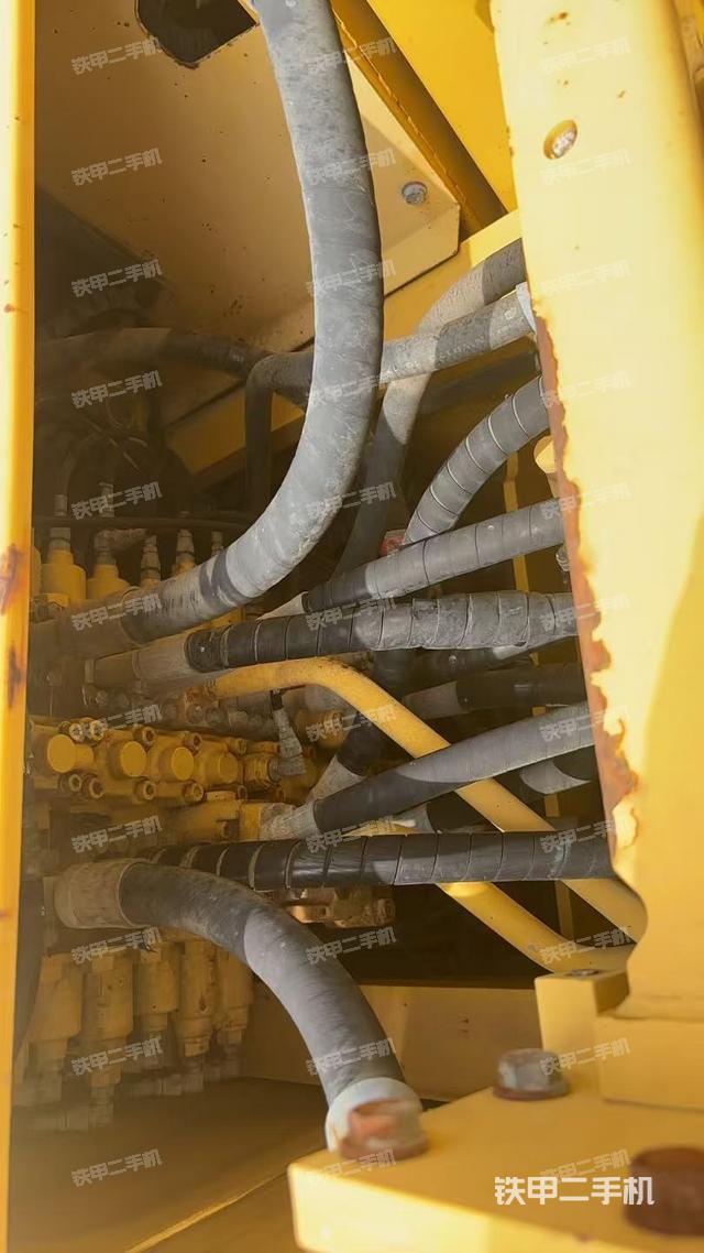 回转马达和主控阀(整机外观) 回转马达和主控阀(整机外观)