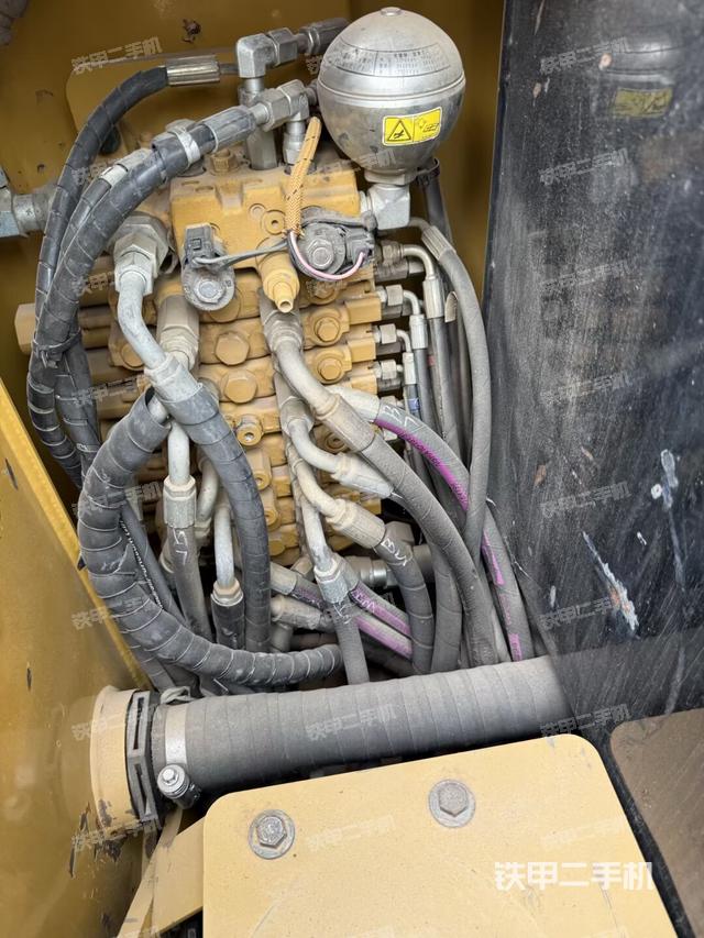 回轉(zhuǎn)馬達(dá)和主控閥(整機(jī)外觀) 回轉(zhuǎn)馬達(dá)和主控閥(整機(jī)外觀)