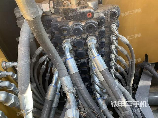 回转马达和主控阀(整机外观) 回转马达和主控阀(整机外观)