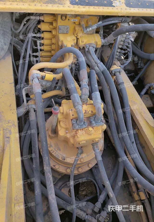 回转马达和主控阀(整机外观) 回转马达和主控阀(整机外观)