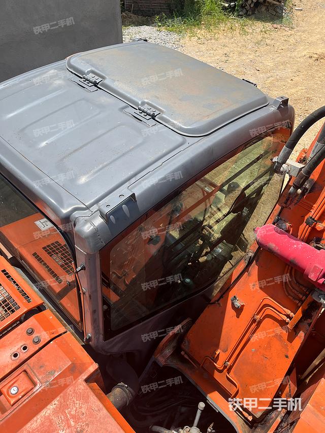 駕駛室頂部(整機(jī)外觀) 駕駛室頂部(整機(jī)外觀)