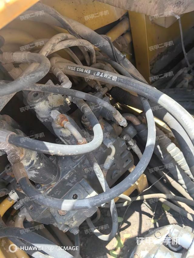 回轉(zhuǎn)馬達和主控閥(整機外觀) 回轉(zhuǎn)馬達和主控閥(整機外觀)