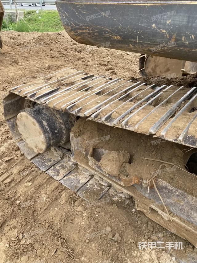 單側(cè)履帶整體(整機(jī)外觀) 單側(cè)履帶整體(整機(jī)外觀)