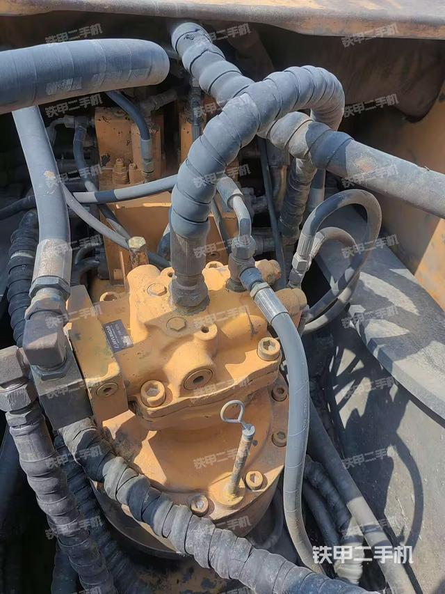 回转马达和主控阀(整机外观) 回转马达和主控阀(整机外观)