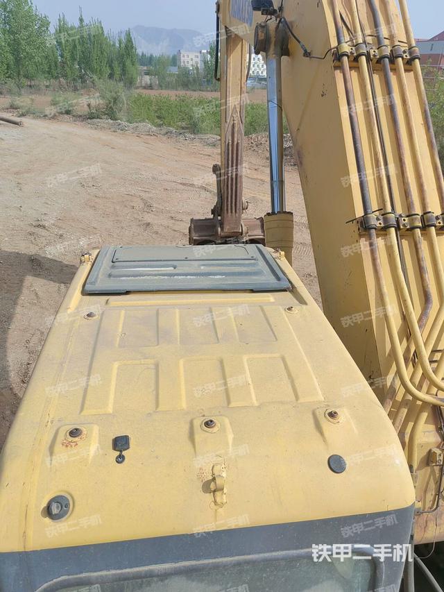 駕駛室頂部(整機(jī)外觀) 駕駛室頂部(整機(jī)外觀)