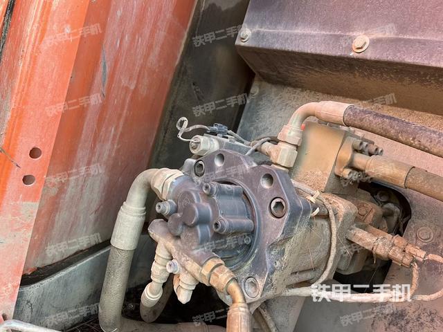 液壓泵艙室正面整體（整機外觀）