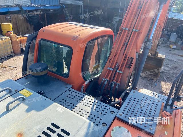 駕駛室頂部(整機(jī)外觀) 駕駛室頂部(整機(jī)外觀)