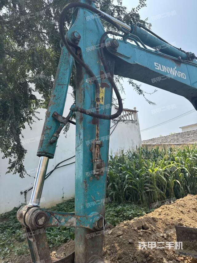 回轉(zhuǎn)馬達(dá)和主控閥（整機(jī)外觀）