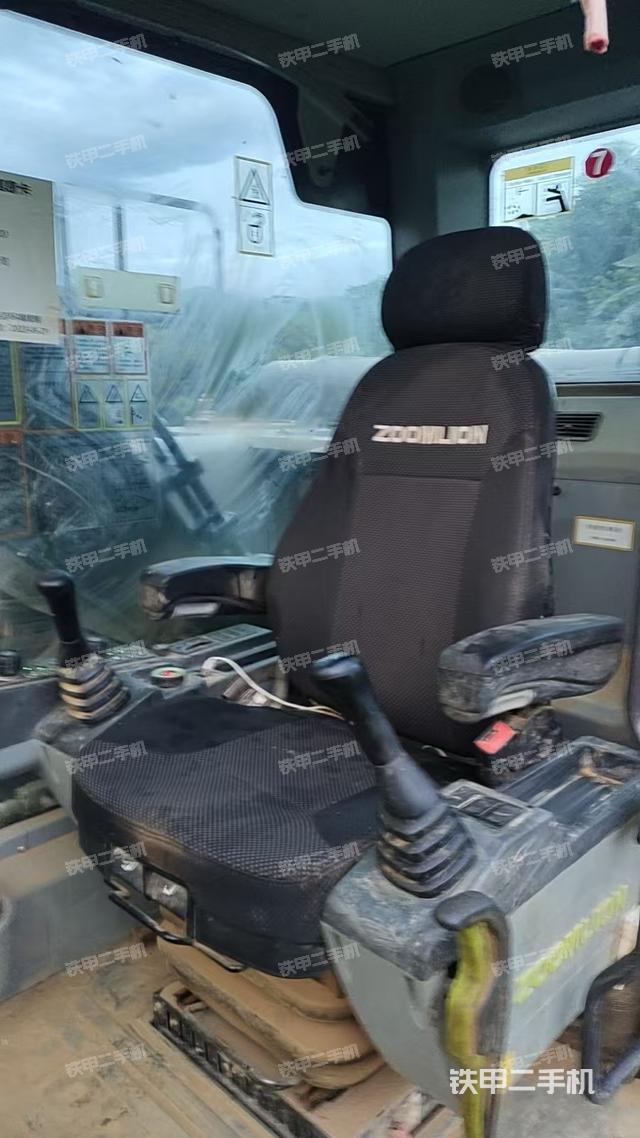 駕駛室整體(整機(jī)外觀) 駕駛室整體(整機(jī)外觀)