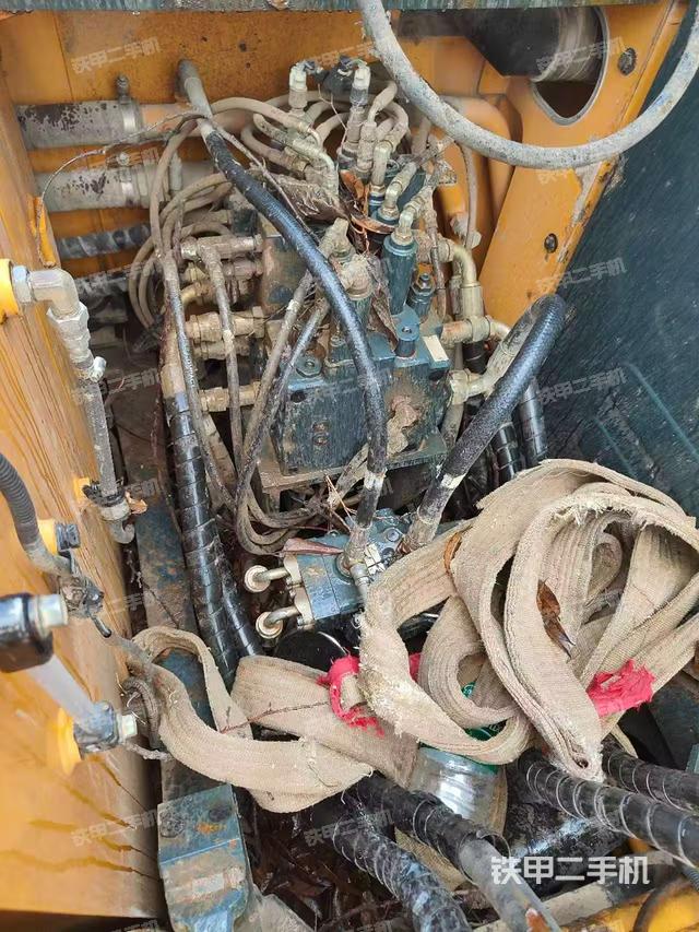 回轉(zhuǎn)馬達(dá)和主控閥（整機(jī)外觀）