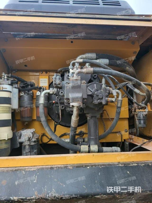 液壓泵艙室正面整體(整機(jī)外觀) 液壓泵艙室正面整體(整機(jī)外觀)