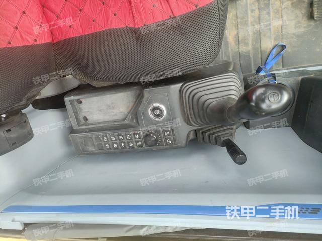 座椅右側(cè)控制臺/鑰匙門/油門/含右手柄(駕駛室部分) 座椅右側(cè)控制臺/鑰匙門/油門/含右手柄(駕駛室部分)