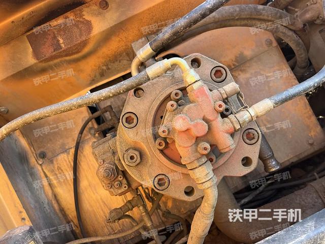 液压泵舱室正面整体（整机外观）