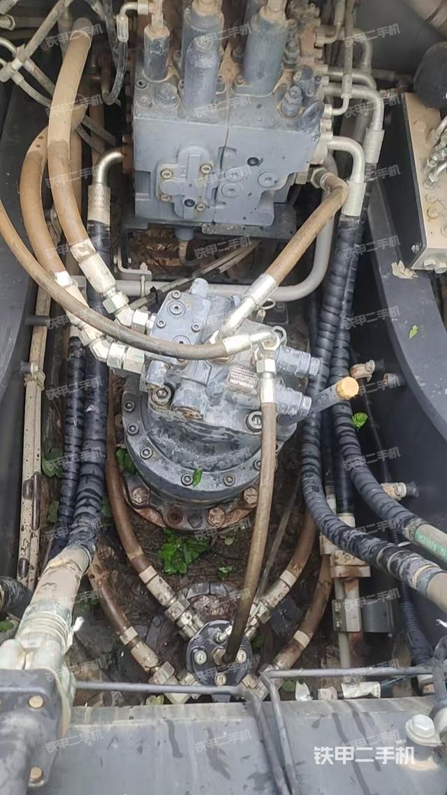 回轉(zhuǎn)馬達(dá)和主控閥(整機(jī)外觀) 回轉(zhuǎn)馬達(dá)和主控閥(整機(jī)外觀)