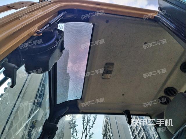 驾驶室顶部(整机外观) 驾驶室顶部(整机外观)