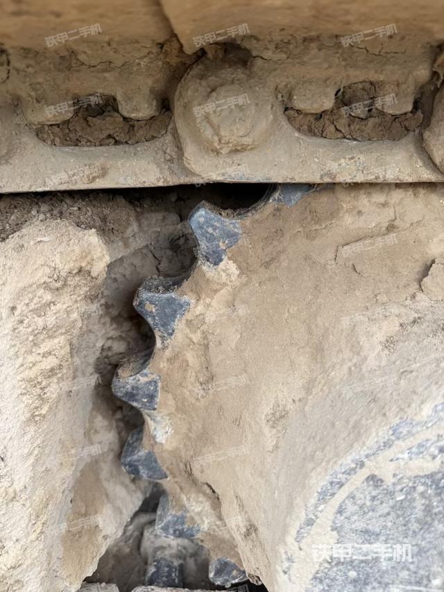 單側(cè)履帶整體(整機(jī)外觀) 單側(cè)履帶整體(整機(jī)外觀)