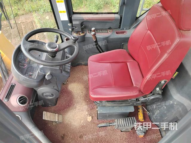 駕駛室工作臺(tái)(整機(jī)外觀及大件) 駕駛室工作臺(tái)(整機(jī)外觀及大件)