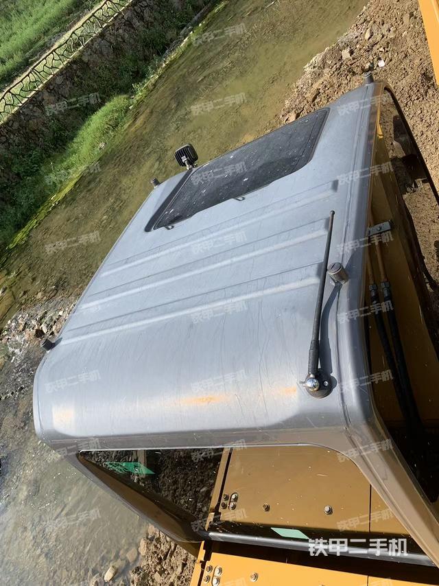 驾驶室顶部(整机外观) 驾驶室顶部(整机外观)