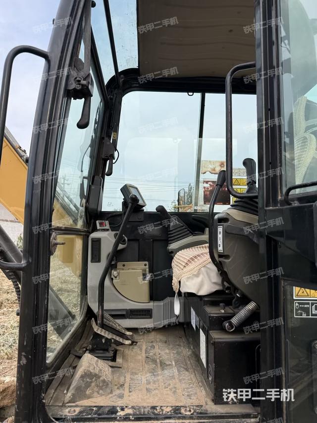 駕駛室頂部(整機(jī)外觀) 駕駛室頂部(整機(jī)外觀)