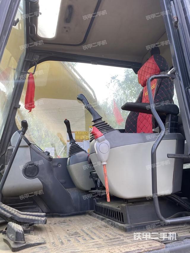 駕駛室整體(整機(jī)外觀) 駕駛室整體(整機(jī)外觀)