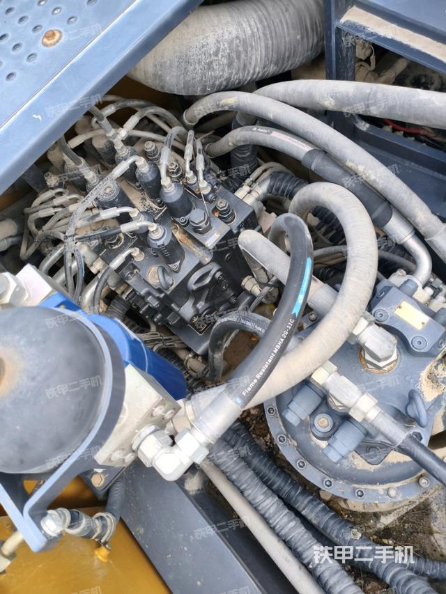 回转马达和主控阀(整机外观) 回转马达和主控阀(整机外观)