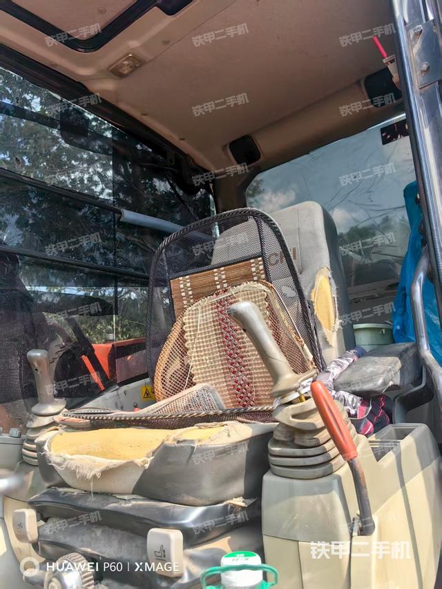 駕駛室整體(整機(jī)外觀) 駕駛室整體(整機(jī)外觀)