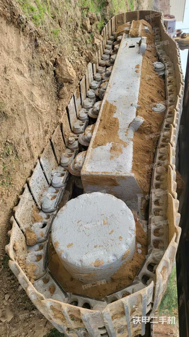 單側(cè)履帶整體(整機(jī)外觀(guān)) 單側(cè)履帶整體(整機(jī)外觀(guān))