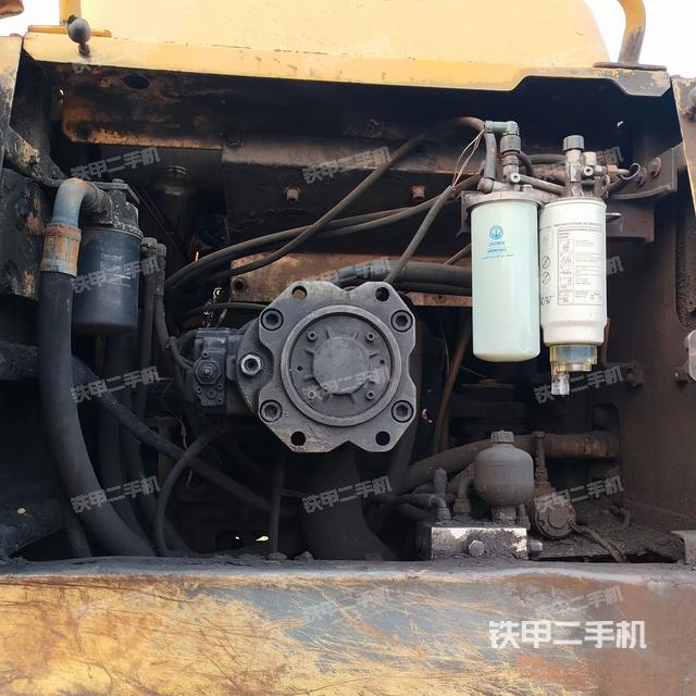 液压泵舱室正面整体(整机外观) 液压泵舱室正面整体(整机外观)
