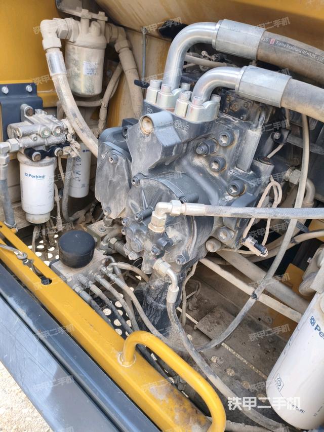 液压泵舱室正面整体(整机外观) 液压泵舱室正面整体(整机外观)