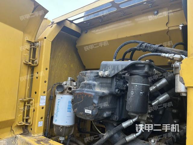 液壓泵艙室正面整體(整機外觀) 液壓泵艙室正面整體(整機外觀)