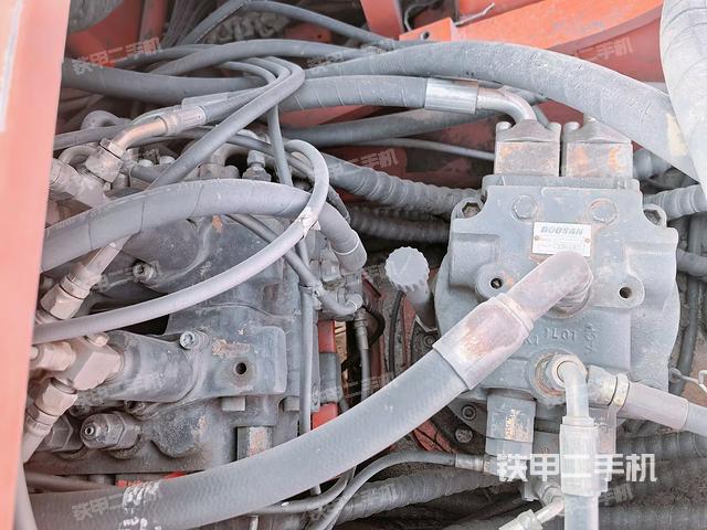 回转马达和主控阀(整机外观) 回转马达和主控阀(整机外观)