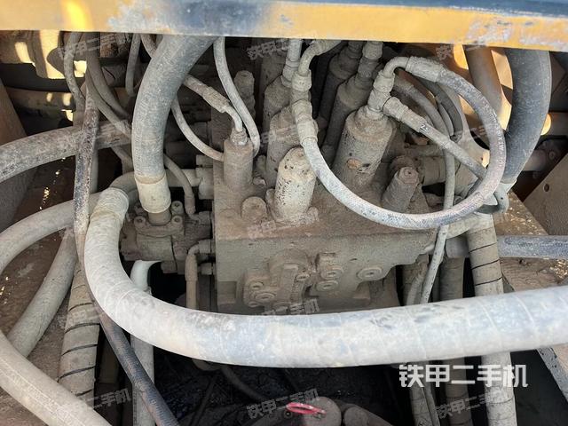 回转马达和主控阀（整机外观）