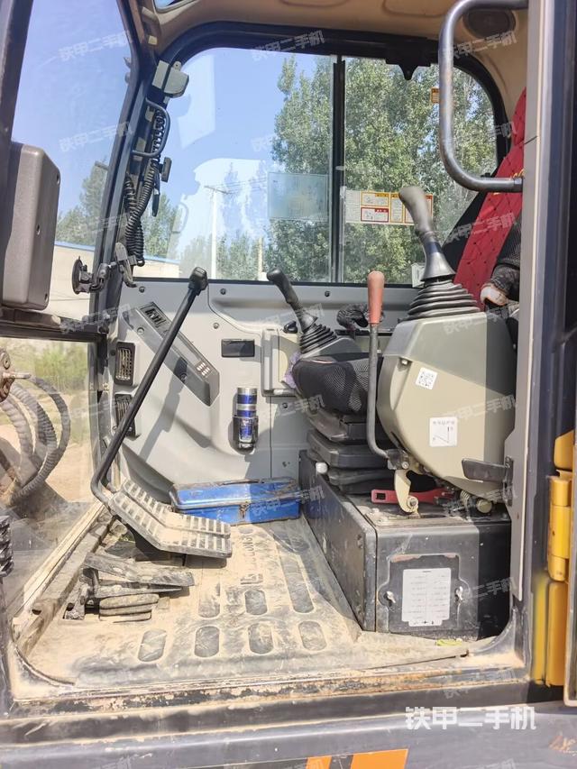 驾驶室顶部(整机外观) 驾驶室顶部(整机外观)