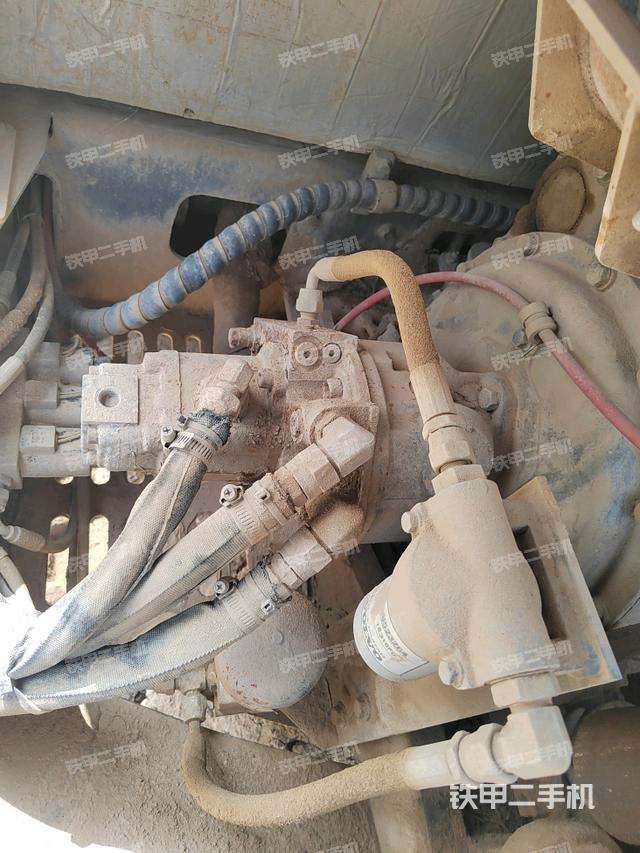 液壓泵艙室正面整體（整機外觀）