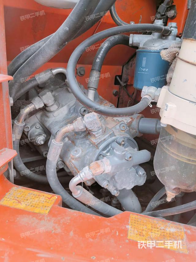 液压泵舱室正面整体(整机外观) 液压泵舱室正面整体(整机外观)