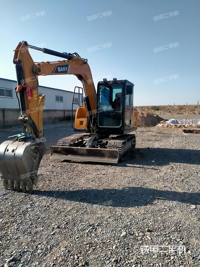 駕駛室整體(整機(jī)外觀) 駕駛室整體(整機(jī)外觀)