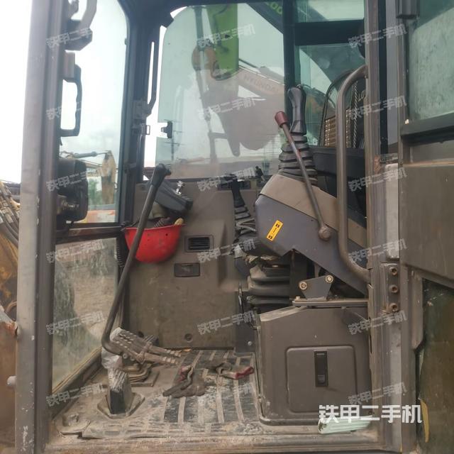 駕駛室整體(整機(jī)外觀) 駕駛室整體(整機(jī)外觀)