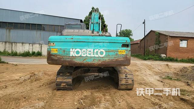 驾驶室顶部(整机外观) 驾驶室顶部(整机外观)