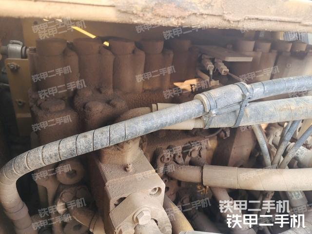 回轉(zhuǎn)馬達和主控閥(整機外觀) 回轉(zhuǎn)馬達和主控閥(整機外觀)