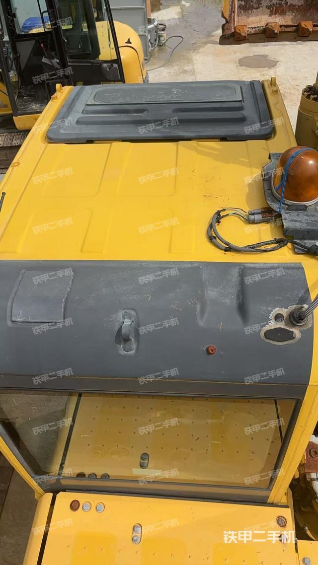 駕駛室頂部（整機外觀）