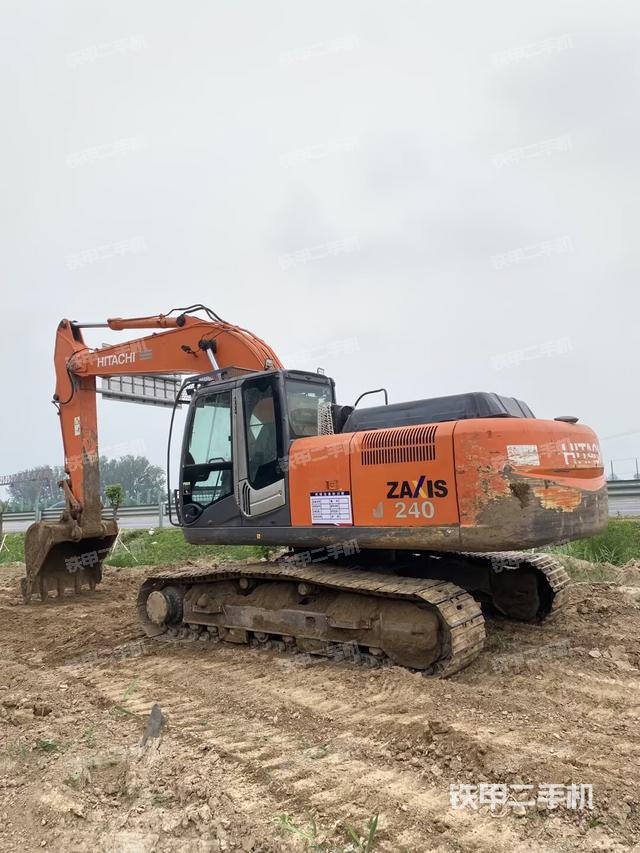 駕駛室整體(整機(jī)外觀) 駕駛室整體(整機(jī)外觀)